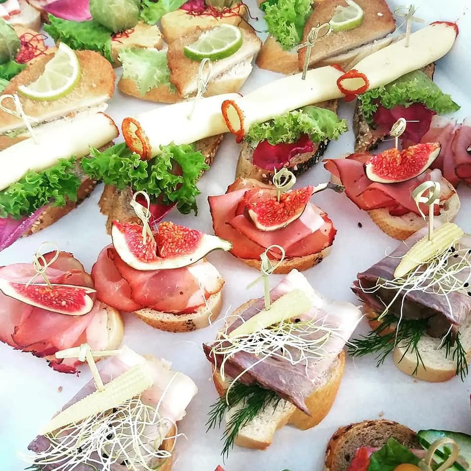 © Die Jausenmacher GmbH Brötchen mit Rohschinken, Feigen und Käse, garniert mit Kresse
